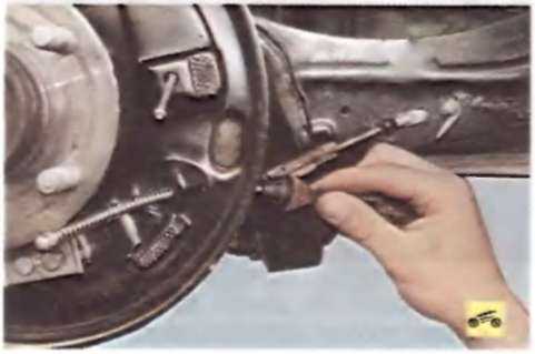 Удаление старого тросика ручного тормоза