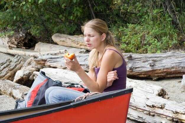 Упаковка гидратирующих закусок в поездку