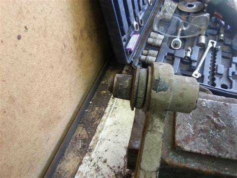 Снятие косынки и колеса для доступа к элементу ходовой части